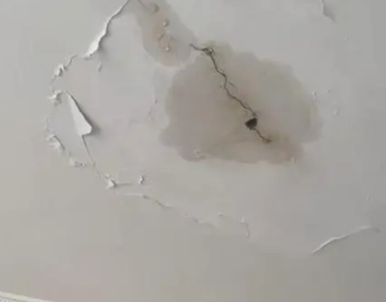 伊犁哈萨克阳台漏水维修公司分享下屋面防水工程质量问题原因分析